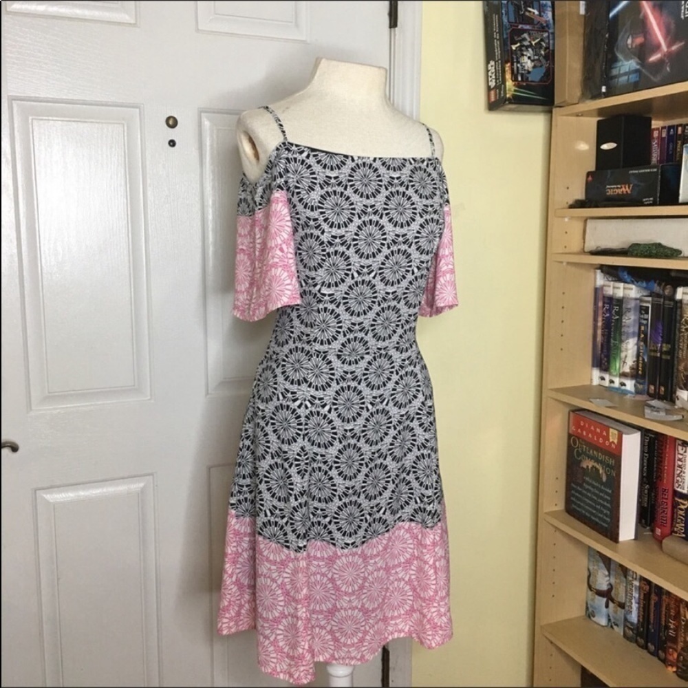 Gorgeous spring cold shoulder dress - Picture 2 of 6